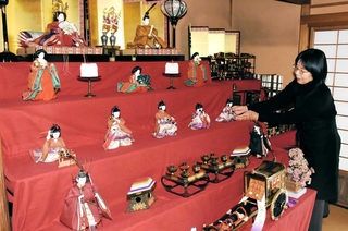 展示された約９０年前のひな人形。おひなさまの冠のほか、道具の一つ一つに華やかな装飾が施されている＝神戸市垂水区東舞子町、旧木下家住宅