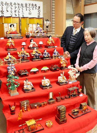 震災時に贈られたひな飾りを前に思いを語る当時の校長寺村晟子さん（右）と現校長の藤原慎吾さん＝宮川小学校