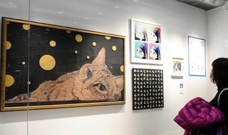 駅の構内で、さまざまなネコたちが利用客を出迎える（ＫＯＢＥサブウェイ　ミュージアム事務局提供）