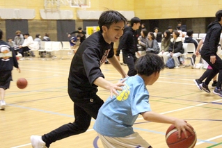 レクリエーションで大学生と交流する小学生＝神戸市立磯上体育館（提供）