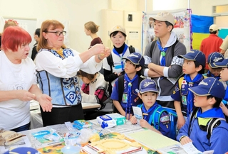 ウクライナの祝祭を彩る伝統の飾り作りを体験する子どもたち＝ふたば学舎