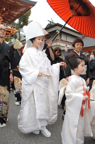 参道を歩く花嫁役の女性＝生田神社