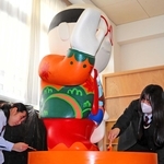 亀の井ホテル有馬が企画、創業者の油屋熊八像にお絵描き　神戸北高美術部の2生徒「神戸の魅力を表現」