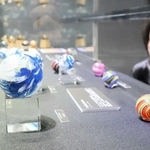 球体のガラスにさまざまな模様を施した作品＝ＫＯＢＥとんぼ玉ミュージアム