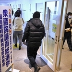 期日前投票の会場。有権者がひっきりなしに出入りする＝中央区役所