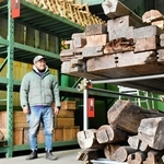 解体した空き家の木材が保管、展示されている「古材ストックヤード　ビバーク」＝神戸市長田区苅藻島町３