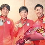 メダルを手にする（左から）西大輔さん、太田歩さん、則末遼斗さん＝神戸市役所