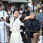 歴史上初めて女性として射手を務めた松下亜未さん＝神戸市北区淡河町勝雄、淡河八幡神社