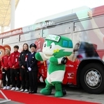 出発式でラッピングバスの前に並ぶＩＮＡＣ神戸の選手ら＝メリケンパーク