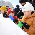 昨年の「メリケン雪祭り」。香美町から届いた雪を、子どもたちが思い思いに楽しんだ＝２０２５年２月、メリケンパーク