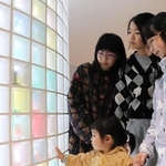 三宮－元町の地下通路のガラスブロック、カラフルに　子どもらシート貼り付けアート活動