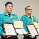 人命救助に貢献し表彰状や感謝状を贈られた高田直也さん（左）と重宮啓史さん＝東灘消防署