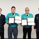 人命救助に貢献し、斉藤賢治・東灘消防署長（左端）と森井忠・東灘警察署長（右端）から賞状を受け取った重宮啓史さん（右から２人目）と高田直也さん＝東灘消防署