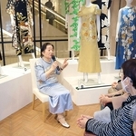 ドレス制作のエピソードなどを話す藤本ハルミさん＝神戸阪急