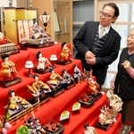 震災時に贈られたひな飾りを前に思いを語る当時の校長寺村晟子さん（右）と現校長の藤原慎吾さん＝宮川小学校