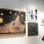 写実的、名画オマージュ…、地下鉄5駅彩る「ネコ」アート　若手7人、海岸線の駅構内で展示　神戸