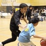 レクリエーションで大学生と交流する小学生＝神戸市立磯上体育館（提供）