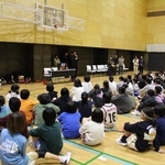 大学生の話を真剣に聞く小学生＝神戸市立磯上体育館（提供）