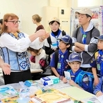 ウクライナ侵攻4年、母国に平和な春を再び　神戸の避難者らが地元児童と交流、伝統の祝祭伝える