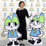 灘区のマスコットキャラに決まった「にゃだ」と制作者の勇美彩佳さん＝灘区役所