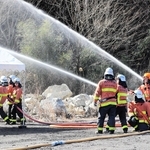火災が住宅地に燃え広がらないよう、民家に見立てたテントに向けて放水する市消防局員ら＝北区淡河町野瀬