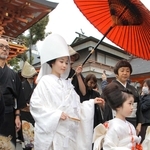 参道を歩く花嫁役の女性＝生田神社