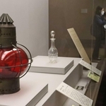 船の進路を示す「金赤色ガラス舷灯」（左）など名品が並ぶ特別展＝神戸市立博物館