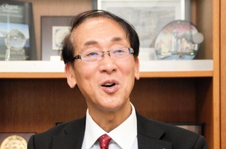 開港２０年を迎えた神戸空港について語る長谷川憲孝局長＝神戸市中央区港島中町４