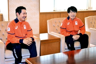 ミラノ・コルティナ冬季パラリンピックへの抱負を語る岡本圭司選手（右）と後田風吹選手＝神戸市役所