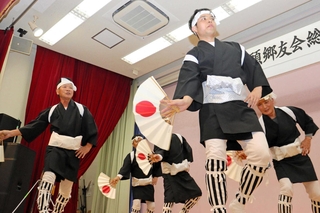 敬老会の日、神戸沖洲会館のステージでは、沖永良部島に伝わる勇壮な「ヤッコ」も披露された＝神戸市中央区宮本通２