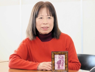 阪神・淡路大震災で亡くなった両親の記憶をたどる伊集院高子さん＝神戸沖洲会館