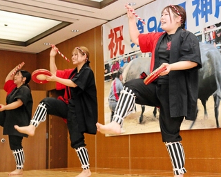 奄美出身者の催しでエイサーを披露する（左から）稲凪紗さん、永田心さん、田原海奈さん＝神戸市長田区若松町５