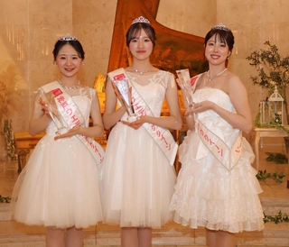 １６代目の神戸ウエディングクイーンに選ばれた（左から）下村理咲子さん、阪本陽菜さん、小西真悠子さん＝エスタシオン・デ・神戸