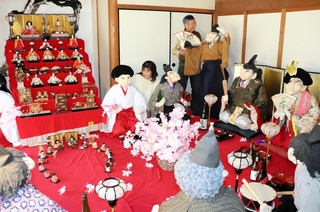 にぎやかなひな人形の宴会。１０体が車座になって酒を酌み交わしている＝あいな里山公園