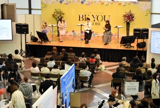 ステージでは女性経営者らがキャリア形成などについて意見を交わした＝神戸市中央区東川崎町１