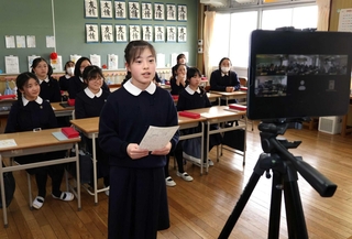 広島の荘山田小とオンラインでつなぎ、新聞の内容を紹介し合う愛徳学園小の６年生＝神戸市垂水区歌敷山３