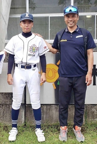 東風平中学校３年生の時の幸地泰輝選手（左）と父の祐樹さん。幸地選手は、主将としてチームを引っ張り、九州大会に進出した（祐樹さん提供）