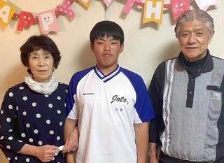 中学１年生の石原悠資郎選手（中央）。祖母の宮崎悦子さん（左）と昨年亡くなった祖父の一一（かずいち）さんに１３歳の誕生日を祝ってもらった（悦子さん提供）