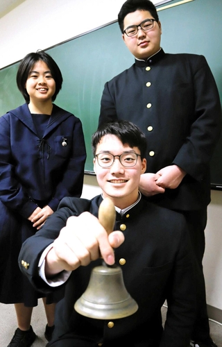 防災訓練で取り入れることにした「振鈴」。（左から）横田愛美さん、中山太賀さん、藤本裕樹さんが発案した＝神戸高校