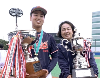 中学時代の中西孝介選手（左）。新３年生の春、ボーイズリーグの全国大会で優勝し、母の雅代さんと記念写真に納まった（雅代さん提供）