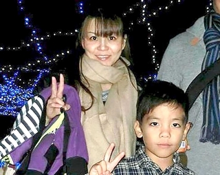 ヒップホップに打ち込んでいた当時６歳の比嘉俊輔選手（右）と母めぐみさん（めぐみさん提供）