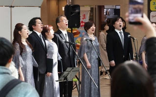 追悼の思いを込めて歌う神戸市混声合唱団のメンバー＝デュオこうべ