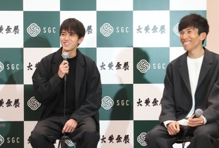 東京マラソンの感想などを語る大迫傑さん（左）と鈴木健吾さん＝大丸神戸店