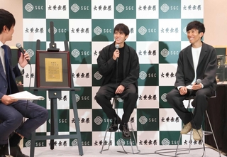 東京マラソンの感想などを語る大迫傑さん（中央）と鈴木健吾さん（右）＝大丸神戸店