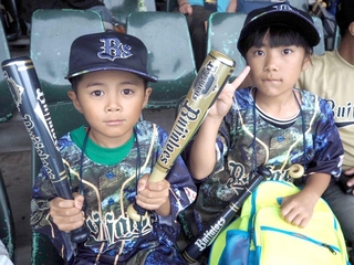 当時小学２年生の西川一星選手（左）と姉ひなのさん。家族でオリックスの試合を観戦した時の１枚という（ひなのさん提供）