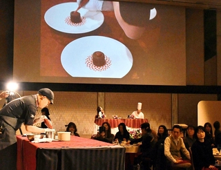 客の間近でスイーツを仕上げるシェフ＝神戸ポートピアホテル