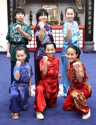 世界大会に挑む（左上から時計回りに）白川桔平さん、白川奏那さん、今井友里乃さん、潘礼寧さん、木原きなりさん、星野智現さん＝関帝廟