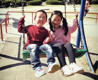 公園のブランコで仲良く遊ぶ当時４歳の西谷太一選手（左）と６歳の姉、桜花さん（桜花さん提供）