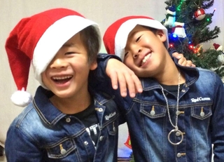 クリスマスが近づき、おそろいの服を着てはしゃぐ当時６歳の宮田卓亜選手（左）と兄の睦己さん（睦己さん提供）