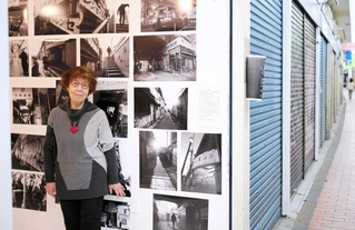解体前のモトコー最後の姿を収めた写真展を開いている西川光子さん＝旧モトコー１番街